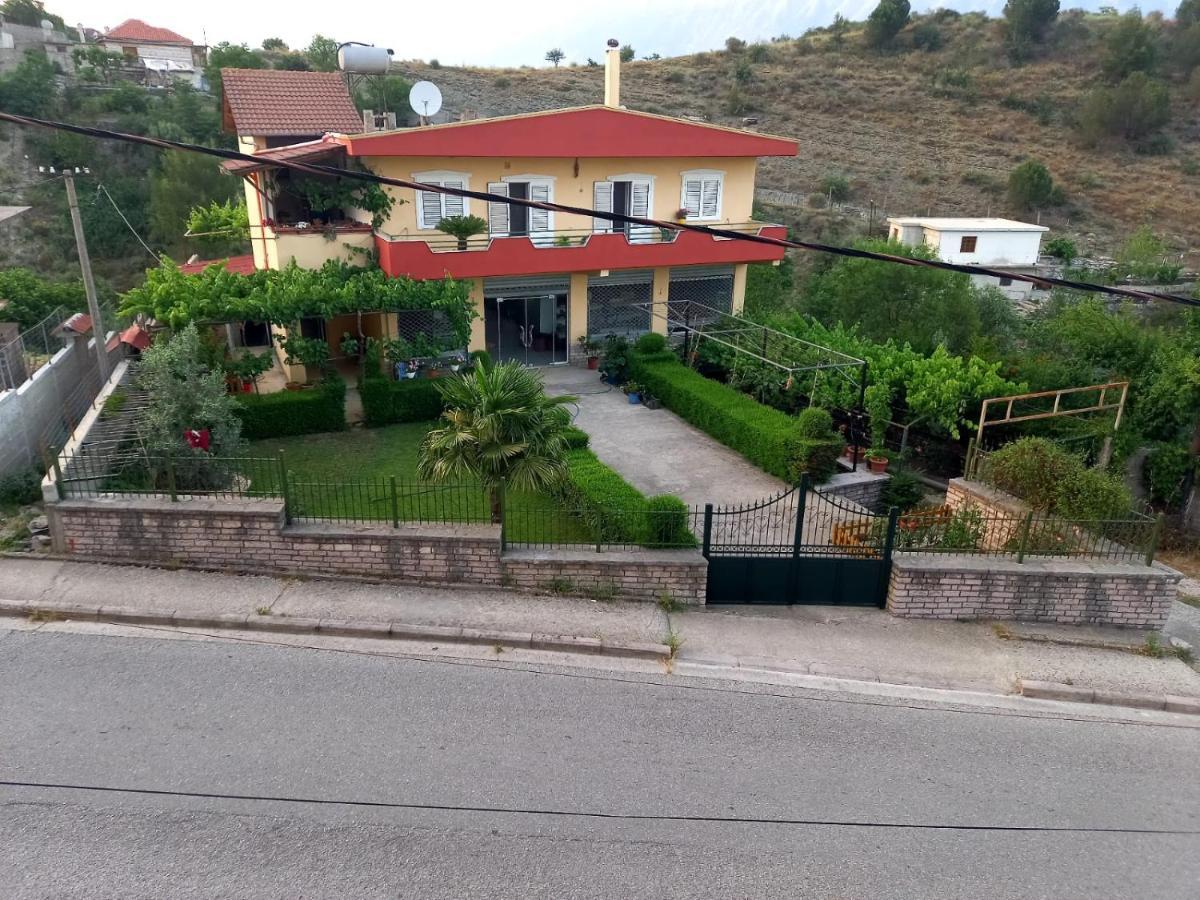 Guesthousemantho Gjirokastër Esterno foto
