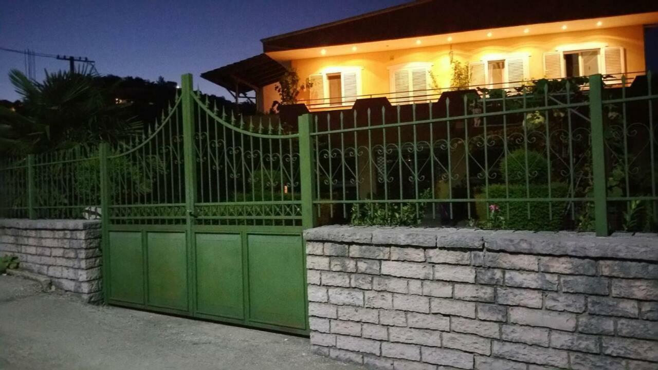 Guesthousemantho Gjirokastër Esterno foto
